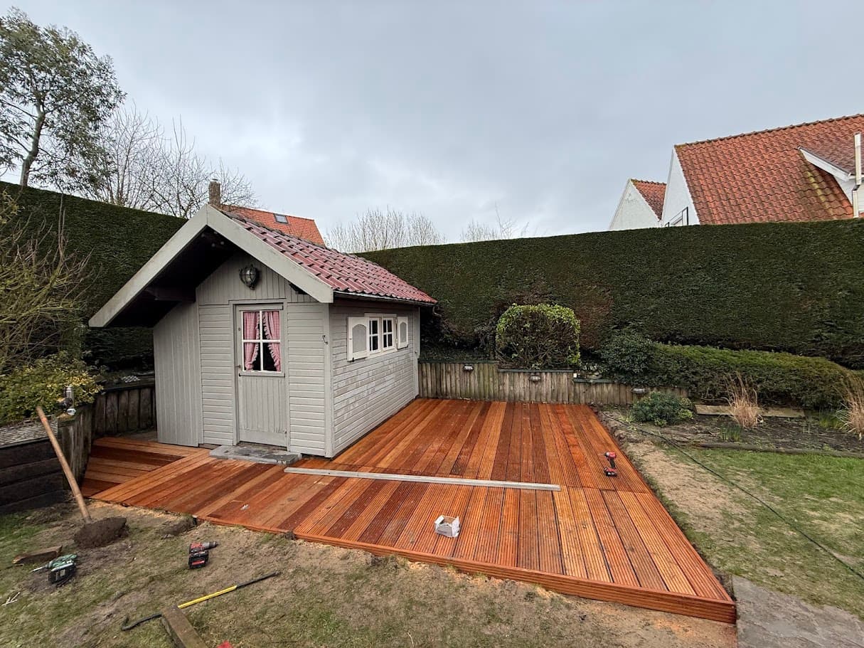 Houten terras aangelegd door Croes Construct