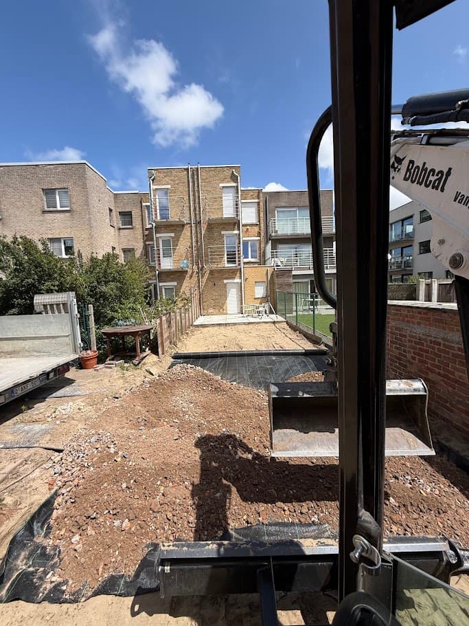 Afbraak en grondwerken voor een tuinrenovatie
