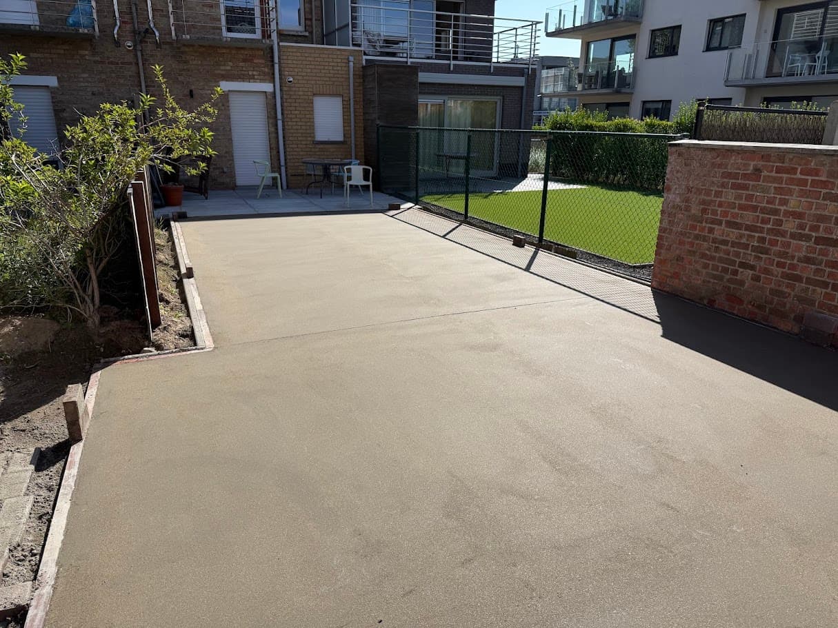 Tuin met kunstgras aangelegd door Croes Construct