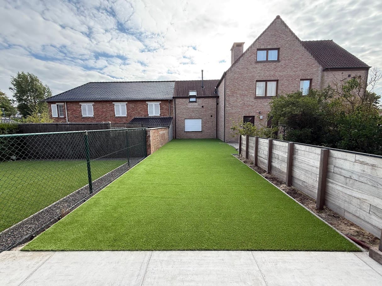 Afgewerkte tuin met kunstgras en omheining