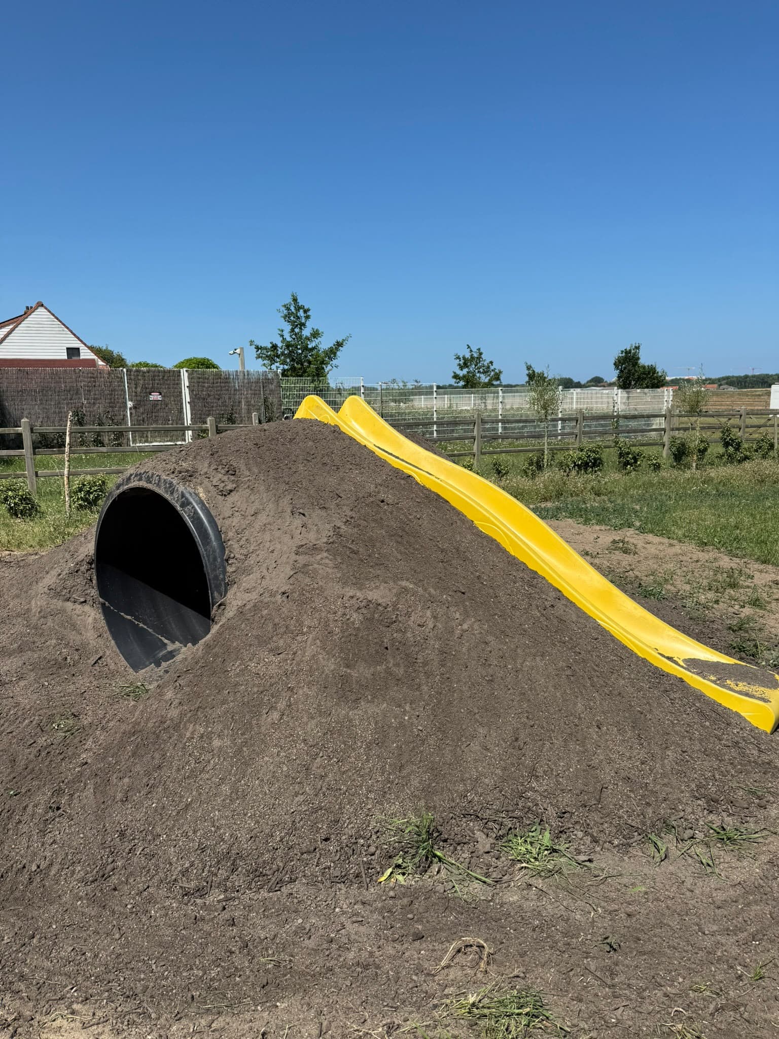 Speelheuvel met kruiptunnel en glijbaan