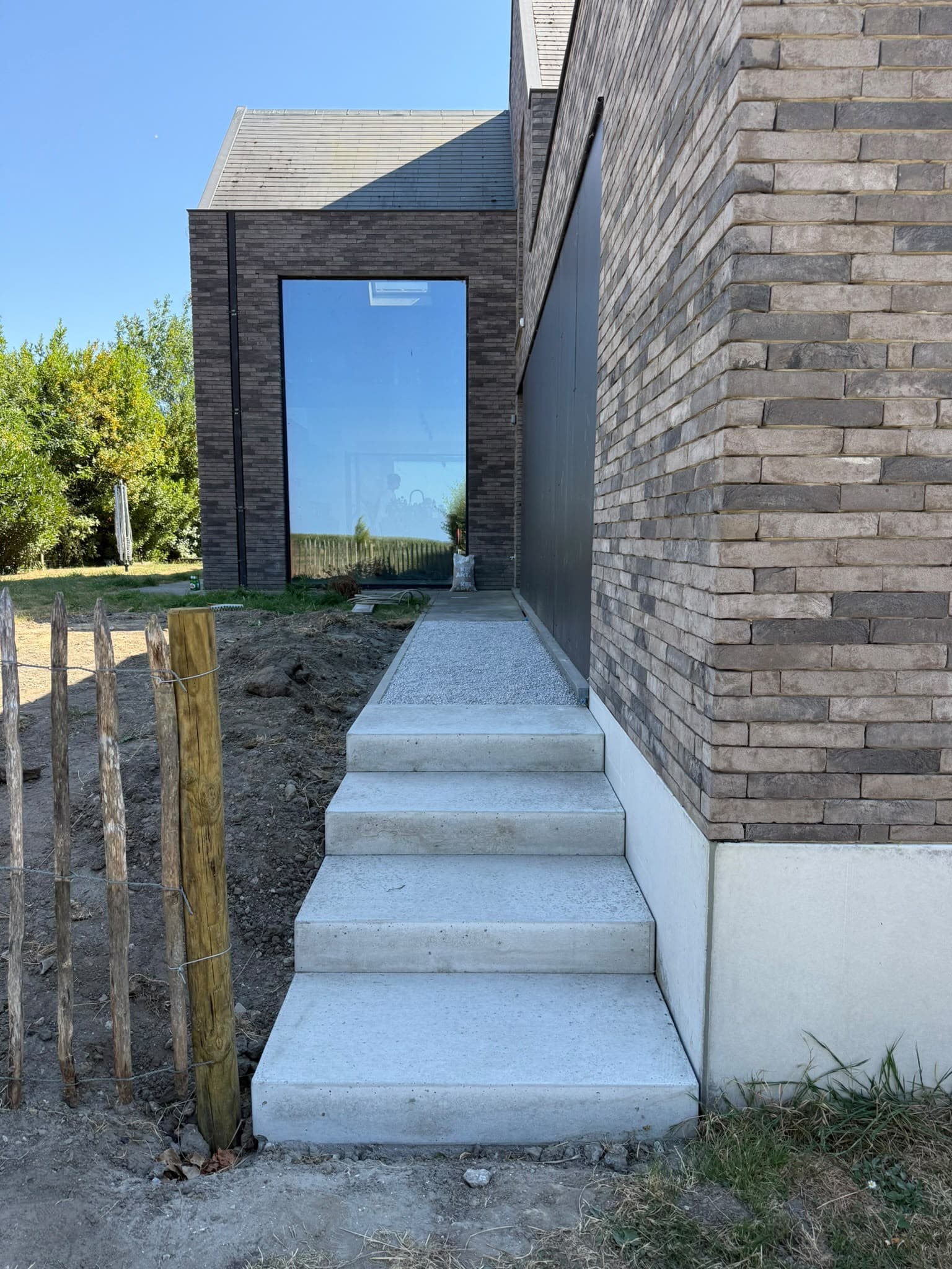 Tuintrap in betontreden langs een woning