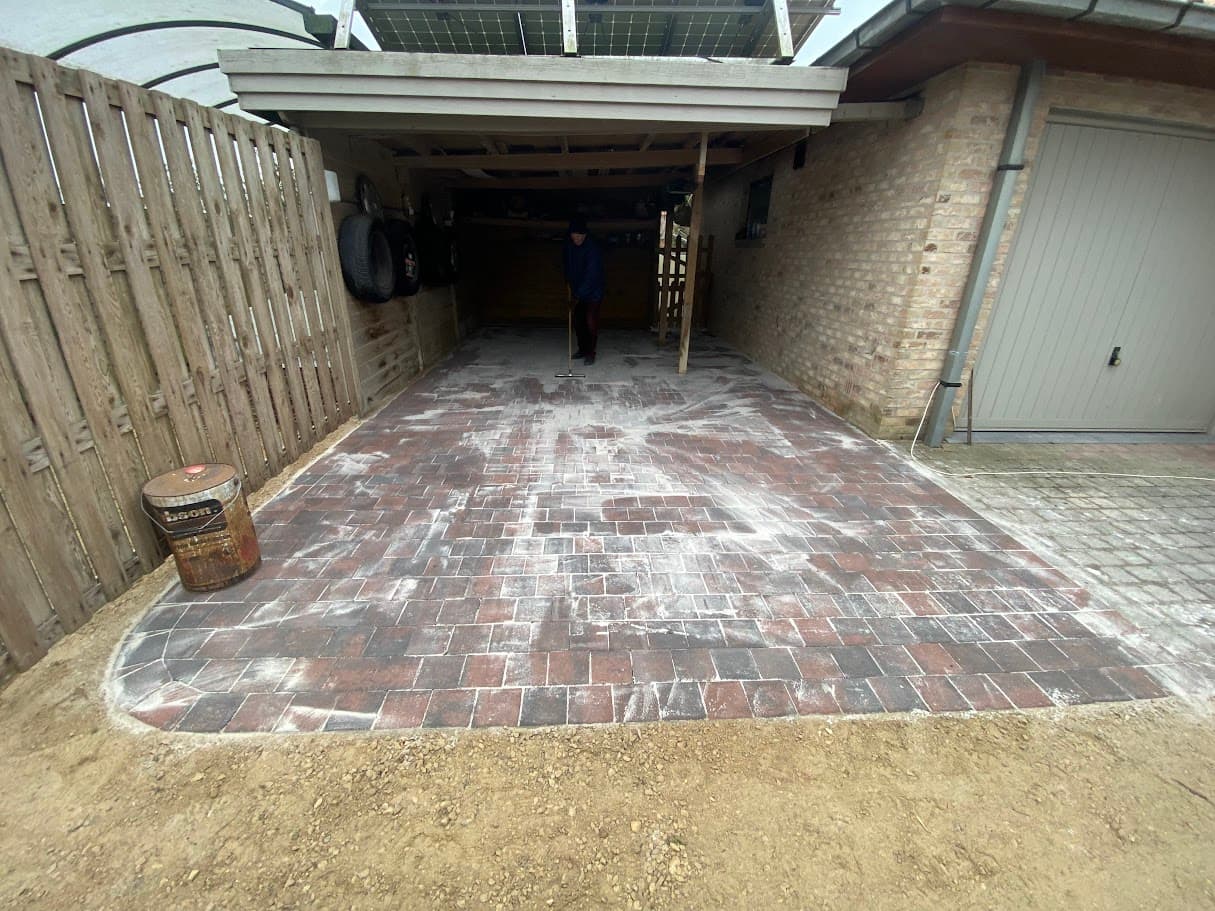 Carport met nieuwe verharding in klinkers